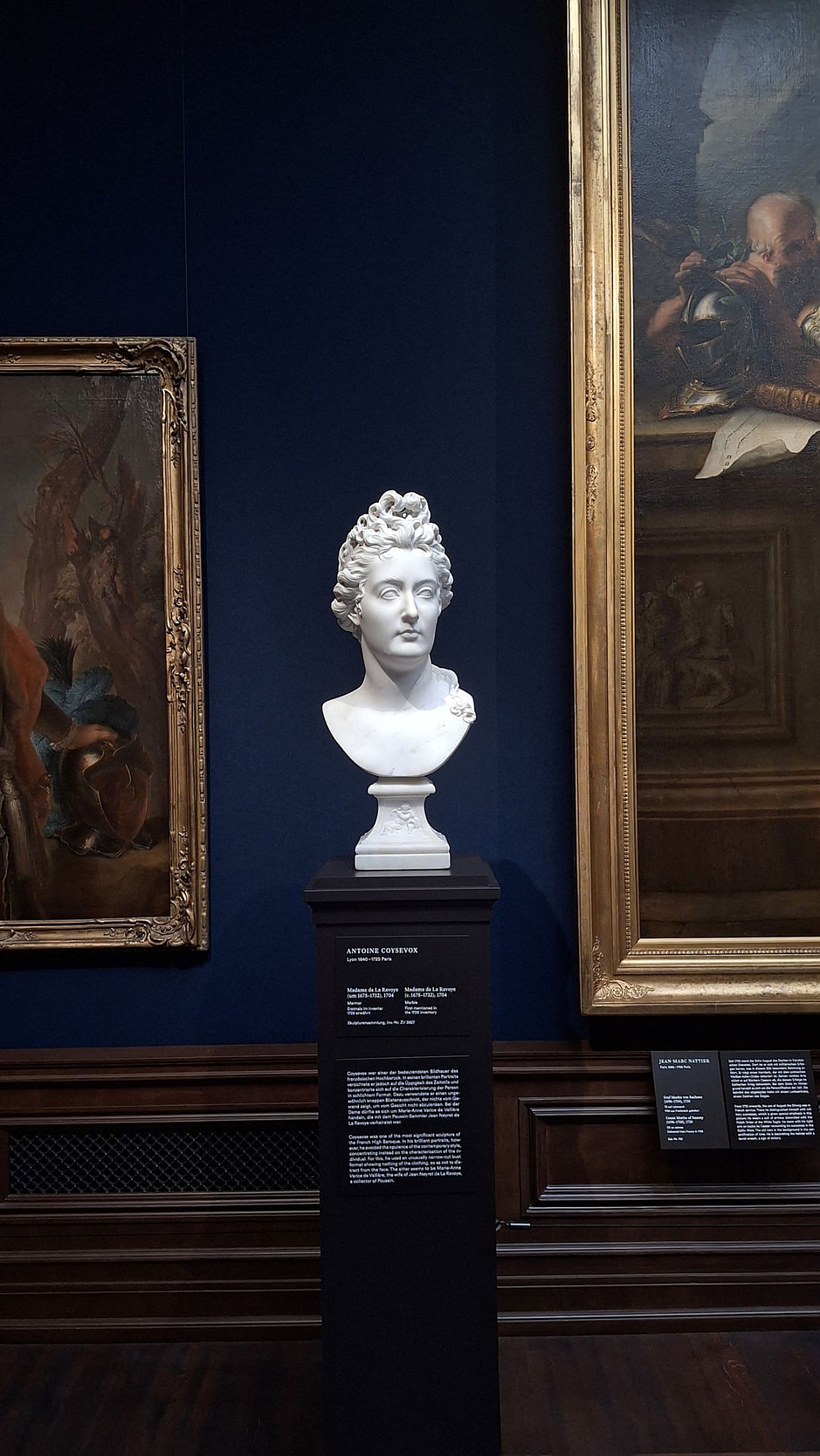 Busto de mármore em galeria de parede azul