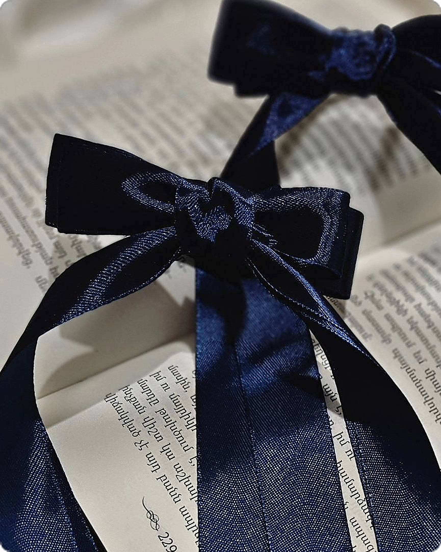 Fita de veludo azul sobre livro aberto